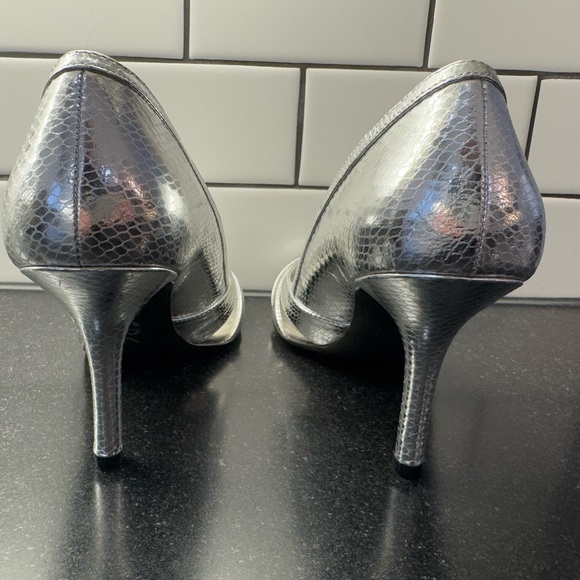 BCBG Paris PL-Danny Heel in Metallic Silver Shoe Size 9 NEW - Picture 5 of 12